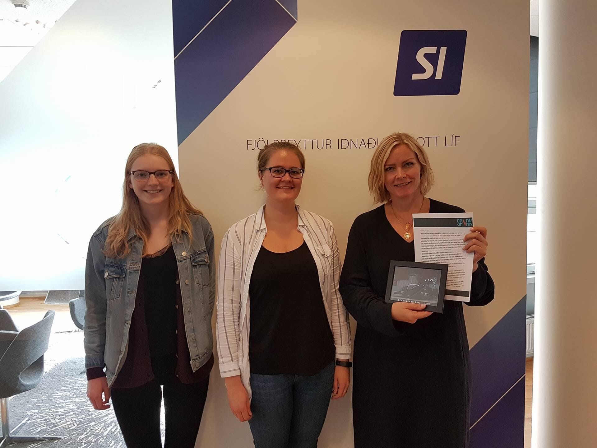 Fulltrúar Team Spark þakka SI fyrir stuðninginn