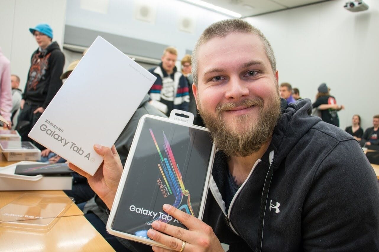 Nemendur í rafiðngreinum fá gefins spjaldtölvur fyrir námið