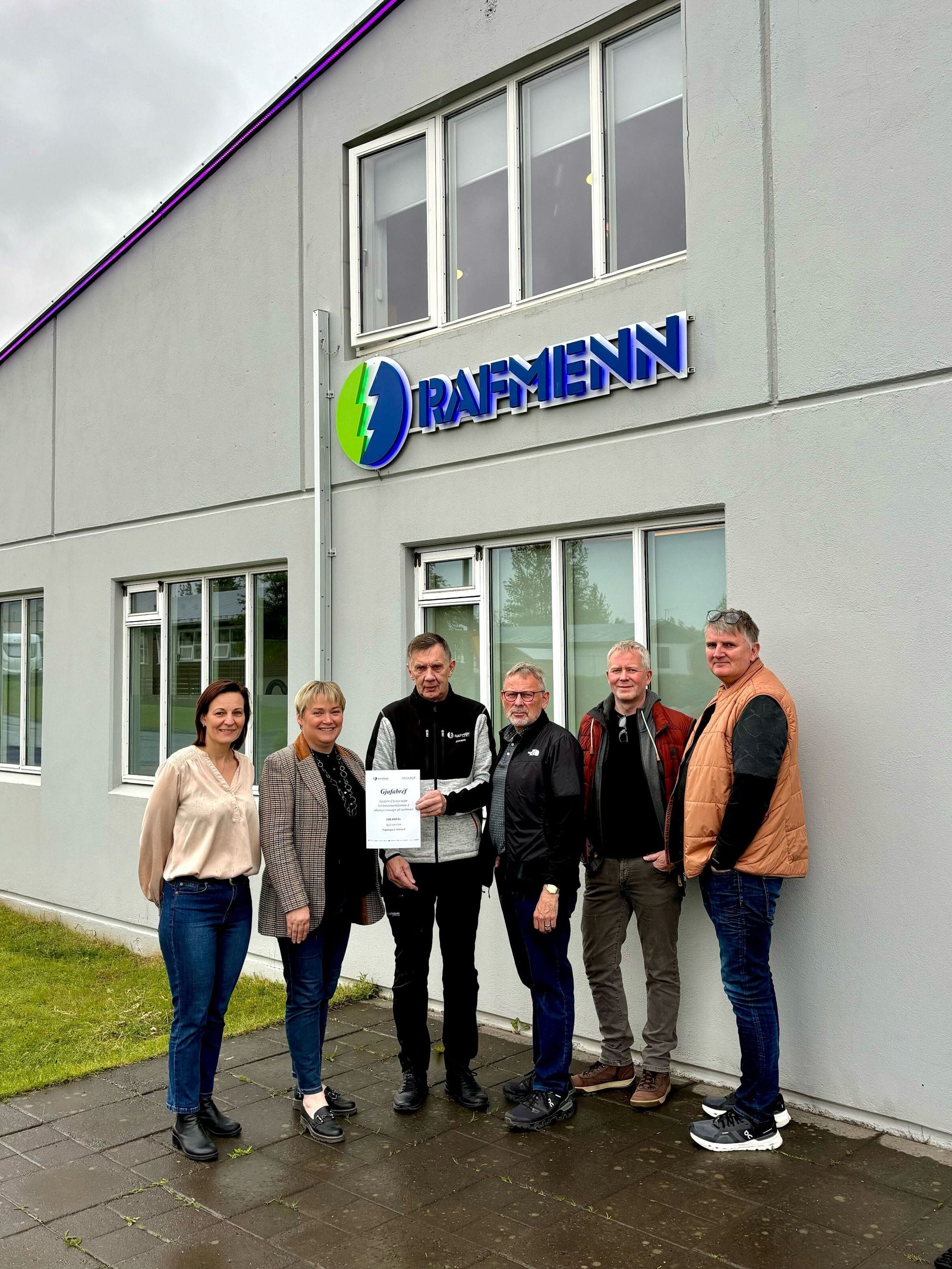 Rafmenn styðja við rafiðnaðardeild VMA