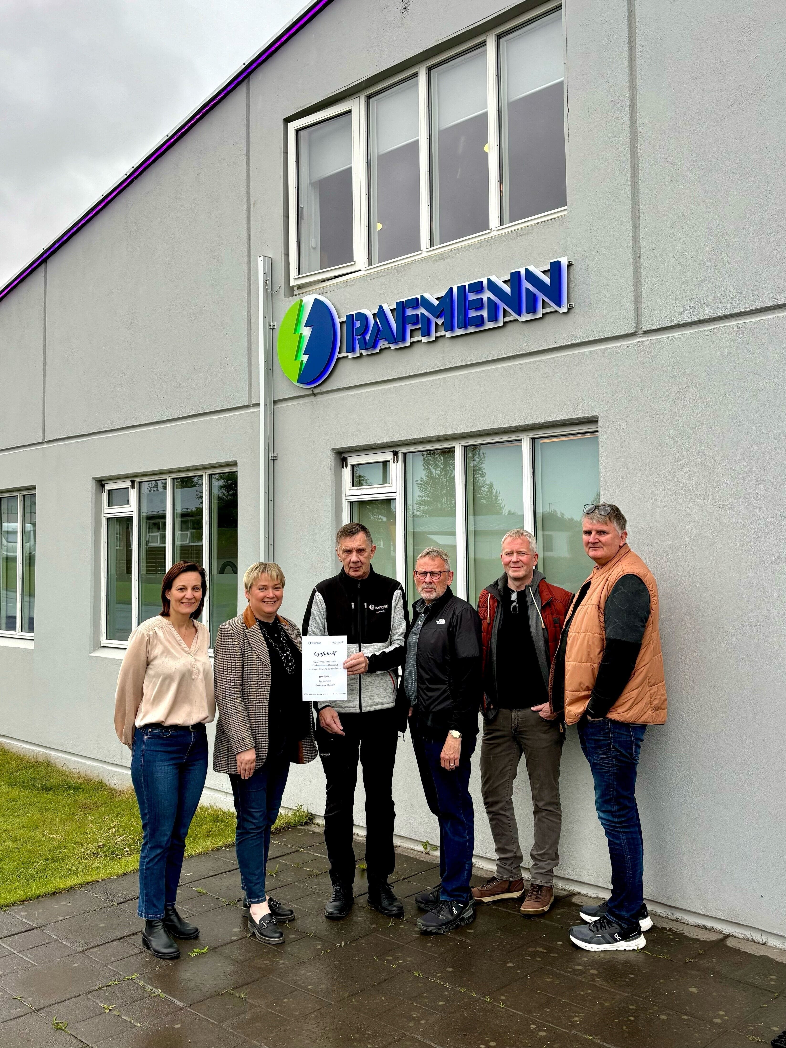 Rafmenn styðja við rafiðnaðardeild VMA
