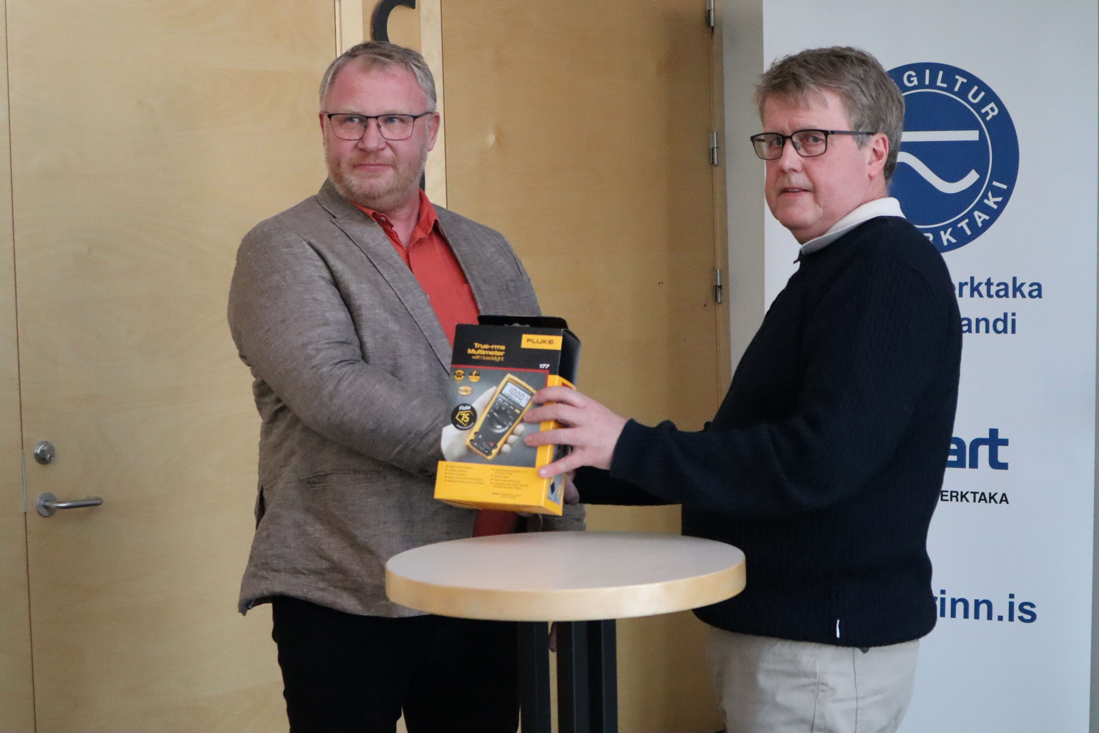 Rafverktakar afhenda VMA mæla fyrir rafiðngreinar