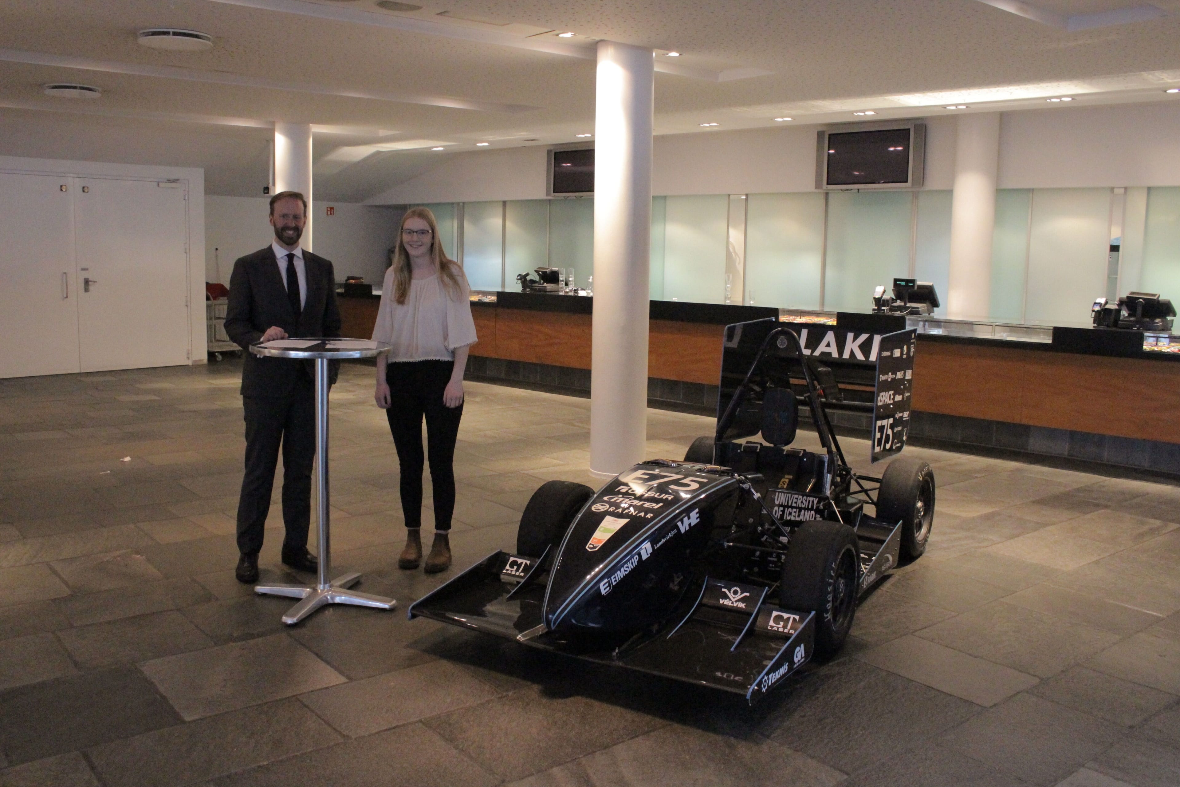 Skrifað undir samning Samtaka iðnaðarins og Team Spark