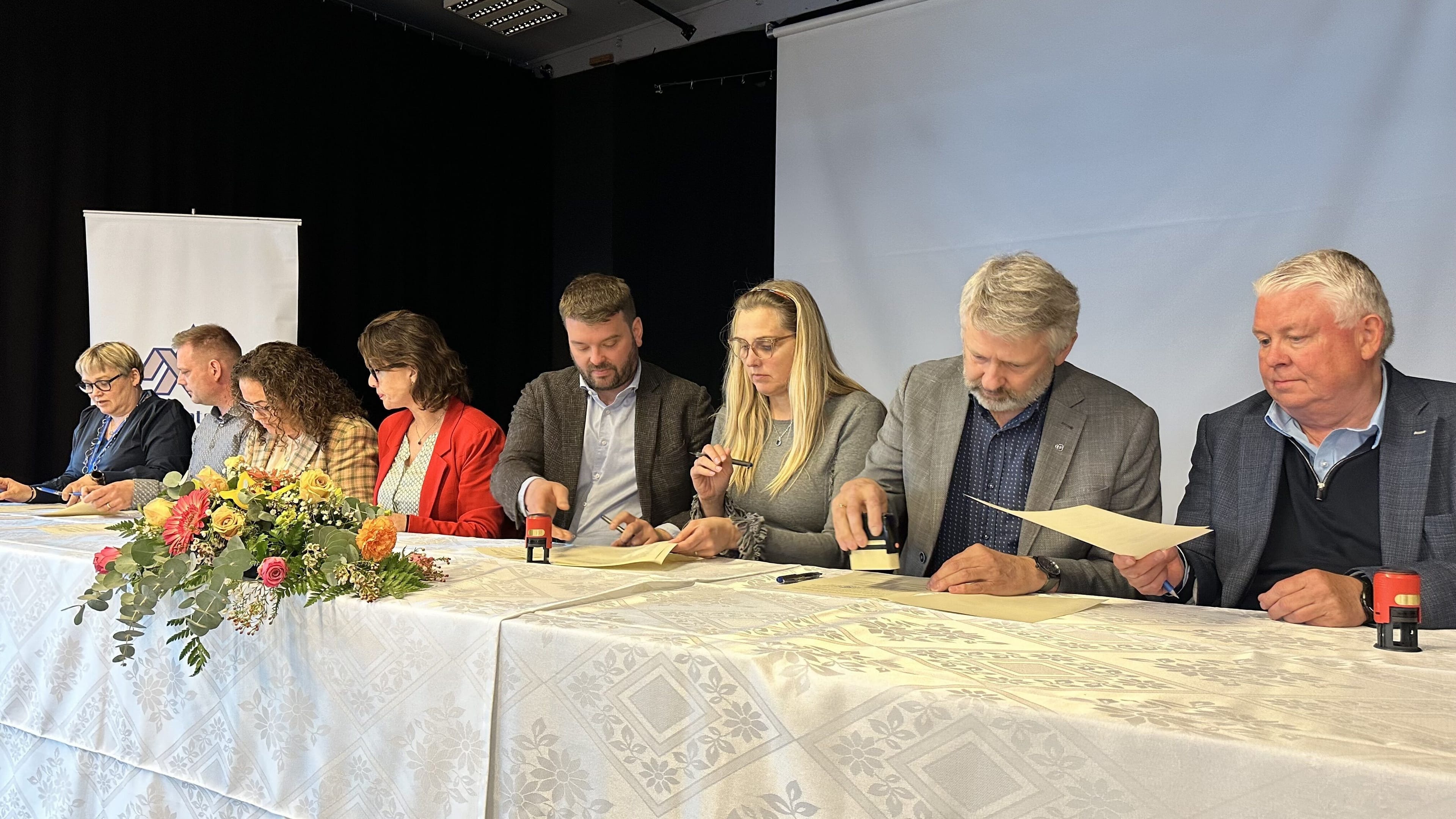 Skrifað undir samning um stækkun Verkmenntaskólans á Akureyri