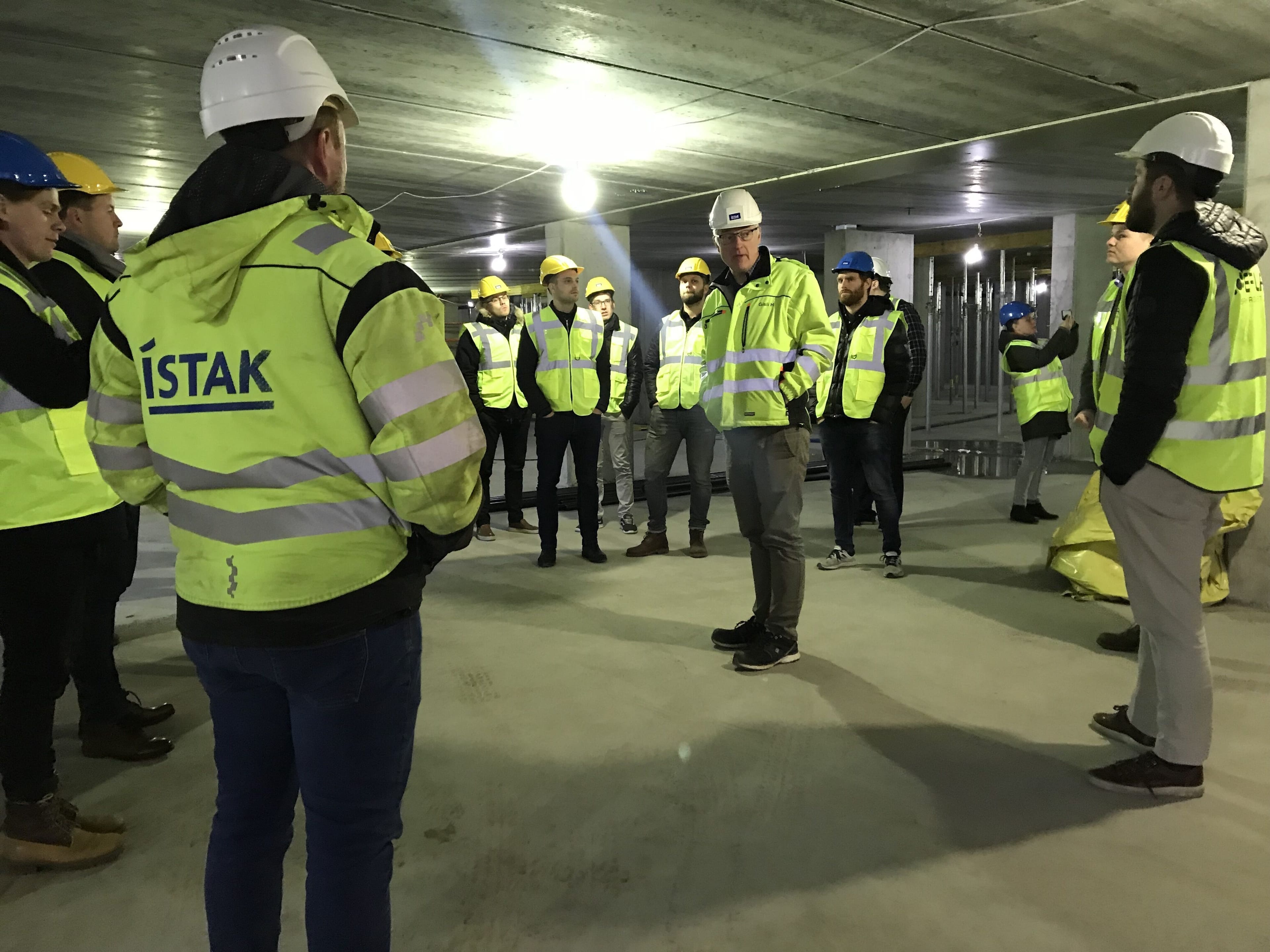 Yngri ráðgjafar á verkstað stúdentagarða
