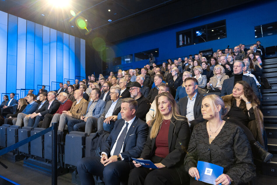 Si_kosningafundur_harpa_c